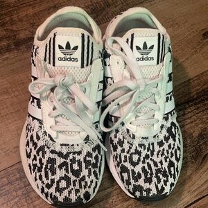 Women’s Adidas swift run sneakers leopard print! Size 7. Good condition.